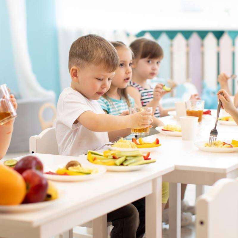 kids eating foods at daycare